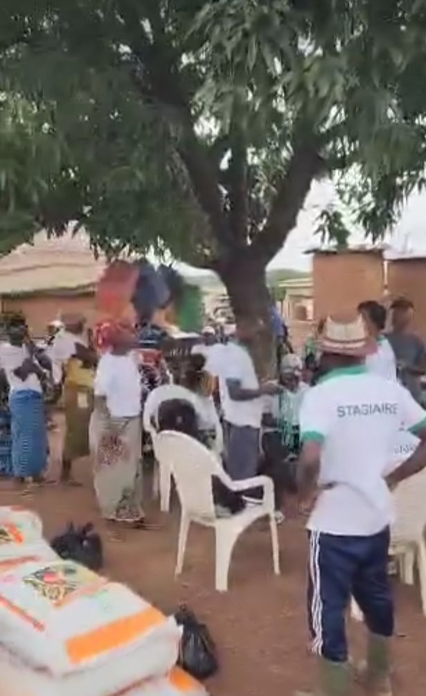 Distribution d'engrais et de semences dans le village de TIOVOGO